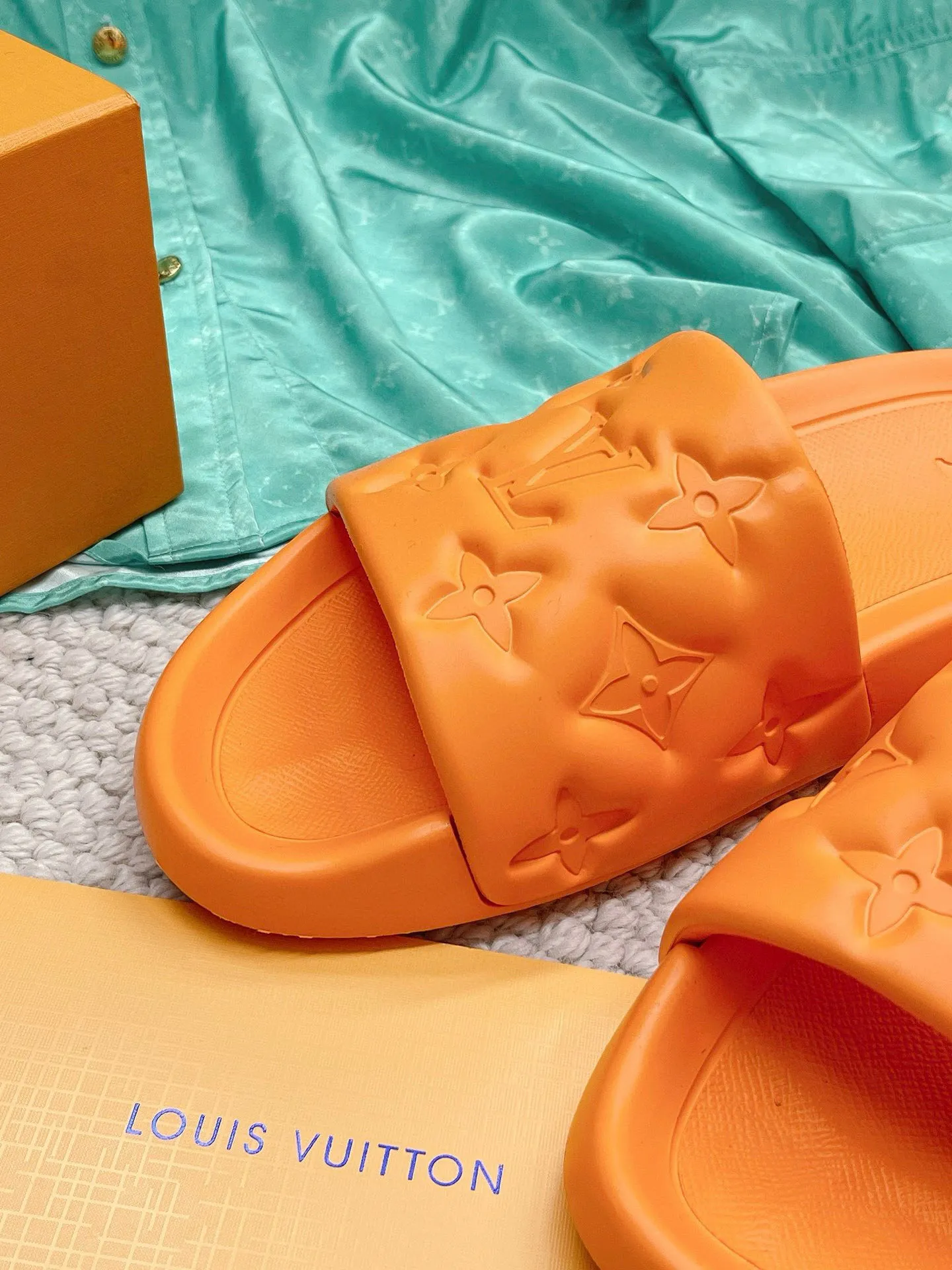 Factory price: 260💰【𝐋𝐕 Slippers】▪️Shoe size: Men's 38-45 ▪️Packaging: Counter top quality~original packaging 𝟐𝟎𝟐3 Louis Vuitton counter's new embossed slippers, L's monogram embossed slippers, Waterfront sandals are back, the upper buckle is embossed with LV's iconic Monogram pattern. Made of waterproof rubber with a comfortable and resilient insole. The lightweight, flexible outsole is embossed with the Louis Vuitton logo. ▪️Fabric: Original molded rubber foam surface ▪️Technology: embossed logo ▪️Sole: Original molded rubber foam outsole ▪️Sole thickness: 3CM.